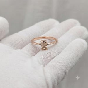 Bague de fiançailles solitaire émeraude marron café Moissanite / bague sertie de griffes / bague simple empilable Proposer une bague de mariage/cadeau de la Saint-Valentin
