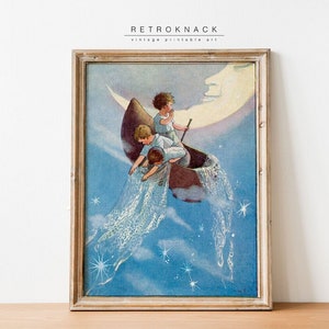 Pode incluir: Uma ilustração vintage de três crianças num barco, a pescar estrelas num céu azul com uma lua crescente. O barco é feito de madeira e tem uma rede pendurada do lado. As crianças usam roupas azuis e brancas. A lua é de cor amarelo pálido e tem um rosto.