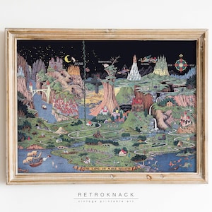 Può includere: Stampa di mappa vintage incorniciata intitolata "The Land of Make Believe". L'opera presenta un'illustrazione dettagliata e colorata di un paesaggio fantastico con montagne, fiumi e strutture stravaganti. La stampa è in una cornice di legno, ideale per l'arredamento murale.