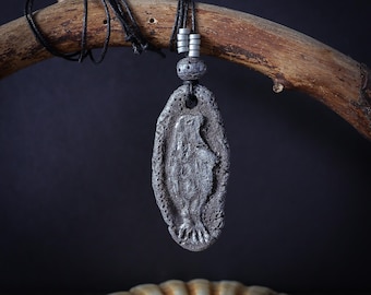 Collana con sigillo Saimaa: ciondolo a forma di animale mitologico in ceramica e argento