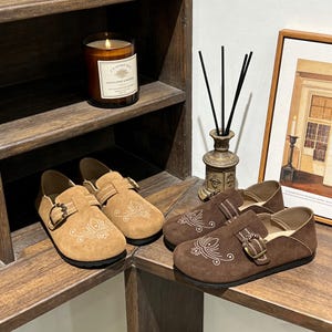 Embroidered Suede Buckle Clogs for Women, Casual Comfort Flat Shoes with Stitched Detail for Spring Summer