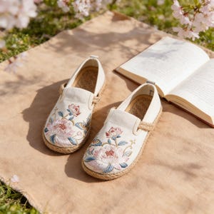 Embroidered Lotus Canvas Espadrilles for Women, Retro Ethnic Style Slip-On Shoes for Spring Summer Autumn