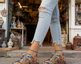Mocassins femininos de lona com estampa de mandala boho colorida, sapatos casuais com cadarço arco-íris, sola de borracha e salto baixo confortável.