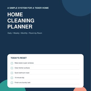 Può includere: Un documento pianificatore per la pulizia della casa blu scuro con il testo A SIMPLE SYSTEM FOR A TIDIER HOME, HOME CLEANING PLANNER, Daily, Weekly, Monthly, Room-by-Room, una lista TODAY'S RESET con cinque attività e tre pulsanti.