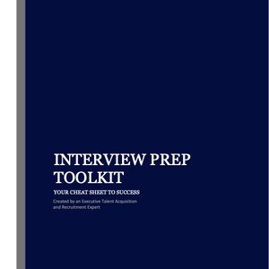 Può includere: Un documento blu navy intitolato "INTERVIEW PREP TOOLKIT" con testo bianco. Il testo "YOUR CHEAT SHEET TO SUCCESS" è sotto il titolo. Il documento è stato creato da un esperto in acquisizione di talenti e reclutamento.