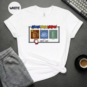 Op de afbeelding: Een set van drie keramische mokken met een gespikkelde, matte afwerking. De mokken zijn in de tinten crème, lichtgrijs en donkergrijs. Elke mok heeft een eenvoudig, minimalistisch ontwerp, ideaal voor koffie of thee.