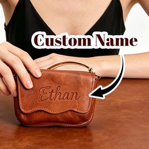 Op de afbeelding: Een set van drie keramische mokken met een gespikkelde, matte afwerking in crème, lichtgrijs en donkergrijs. Elke mok heeft een eenvoudig, minimalistisch ontwerp en een afgeronde handgreep. Voor koffie of thee.