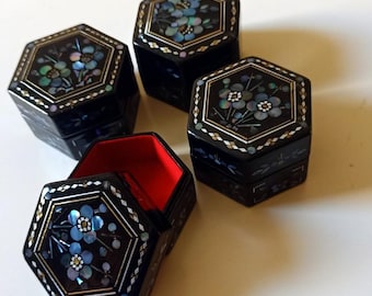 Caixa de joias artesanal em resina laqueada, artesanato tradicional indiano com incrustações, organizador geométrico para pequenos objetos.