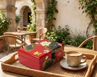 Caixa de joias artesanal em laca vermelha, com design floral de lótus, recipiente decorativo para armazenamento.