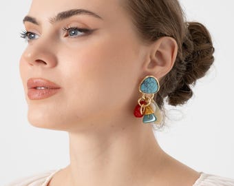 Boucles d'oreilles pendantes colorées.