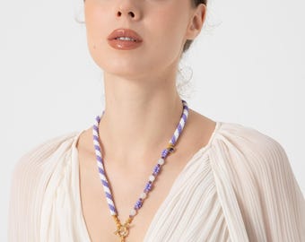 Collier tricoté et pierres naturelles