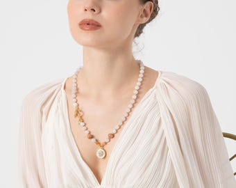 Collier spécial avec pierres de soleil et de lune