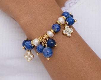 Bracelet pour femme en or avec breloques, pierres naturelles et détails de perles