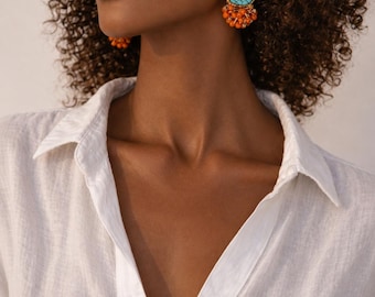 Boucles d'oreilles design en or avec pierre naturelle turquoise et détails de perles orange