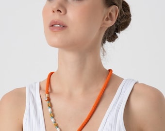 Collier bohème en tricot orange