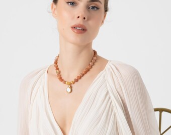 Collier avec pendentif en perles et pierre de soleil