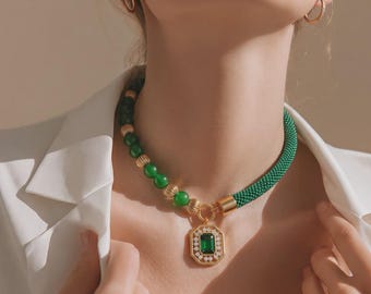 Women's Necklace with Green Agate Stone and Knitted Details – Gold Dorika Beads and Green Stone Pendant Detail