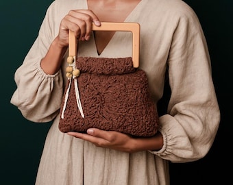 Little Loom. Realizzato a mano all'uncinetto con un motivo geometrico traforato a vista sui pannelli.