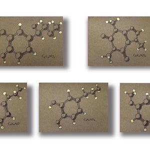 Könnte beinhalten: Fünf braune Karten mit handgezeichneten chemischen Strukturdiagrammen. Jedes Diagramm zeigt eine komplexe Molekülstruktur mit miteinander verbundenen Kreisen und Linien, mit kleinen weißen Kugeln, die Atome darstellen. Chemische Formeln sind unter jedem Diagramm geschrieben.