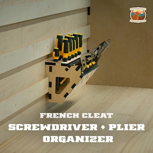 Może przedstawiać: Drewniany organizer na śrubokręty i szczypce z francuskim klinem. Organizer mieści żółto-czarne śrubokręty i szczypce. Tekst "FRENCH CLEAT SCREWDRIVER + PLIER ORGANIZER" jest wyświetlany białymi literami.