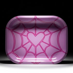 Op de afbeelding: Een rechthoekige, glanzende tray met afgeronde hoeken. De tray is lichtpaars van kleur met een donkerroze spinnenwebontwerp, met een hart in het midden. Het ontwerp is symmetrisch en bedekt het gehele oppervlak van de tray.