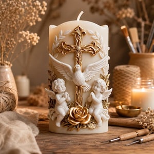 Peut inclure: Bougie pilier ivoire avec une croix dorée, une colombe, des chérubins et une rose. La bougie présente des sculptures en relief détaillées, idéale pour la décoration religieuse ou intérieure.