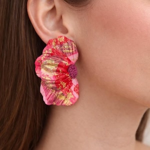Puede incluir: Un letrero de madera rústica con el texto "Welcome to our home" en letras blancas. El letrero presenta un acabado envejecido y un diseño simple y acogedor, ideal para un porche o entrada.
