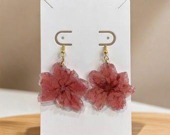 Handmade Sakura earrings with resin and preserved flowers.