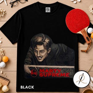 Marty Supreme T-shirt, vintage pingis-estetisk t-shirt, sport-retro-t-shirt från 1950-talet, minimalistisk filminspirerad topp, skjorta med biografik