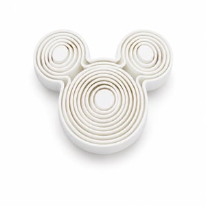 Puede incluir: Un juego de cortadores de galletas de pl&aacute;stico blanco con forma de cabeza de rat&oacute;n, que presenta un marco circular central grande y dos orejas circulares m&aacute;s peque&ntilde;as, con m&uacute;ltiples anillos conc&eacute;ntricos anidados que crean un efecto escalonado.