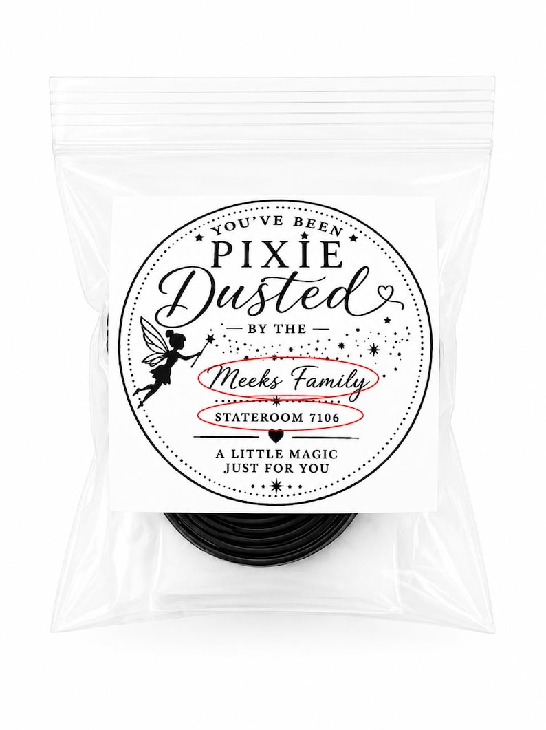 Puede incluir: Una bolsa de pl&aacute;stico transparente resellable que contiene un objeto circular negro. Una etiqueta circular blanca presenta la silueta de un hada negra, estrellas y el texto: YOU'VE BEEN PIXIE Dusted BY THE Meeks Family STATEROOM 7106 A LITTLE MAGIC JUST FOR YOU.
