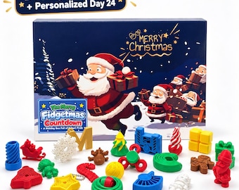 Puede incluir: Una caja rectangular azul oscuro con la etiqueta 24 Fidget Surprises + Personalized Day 24 y Merry Christmas, con ilustraciones de Santa Claus. Frente a ella hay varios juguetes fidget de plástico pequeños y coloridos, incluyendo formas de estrellas, campanas, árboles y figuras.