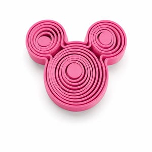 Puede incluir: Un juego de cortadores de galletas de color rosa brillante con forma de cabeza de rat&oacute;n, que presenta un marco circular central grande con dos marcos circulares m&aacute;s peque&ntilde;os unidos en la parte superior, hechos de anillos conc&eacute;ntricos.