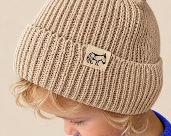Baby Beanie mit Ohren – gerippte Bio Baumwollmütze mit Esel-Label
