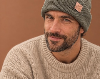 Beanie mit Naturlederpatch, Eseldesign, off white / oliv Doppelstrick, Unisex, Bio-Baumwolle (100%)