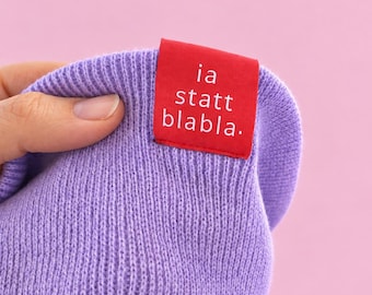 Soft-Touch Beanie in unterschiedlichen Farben mit coral-farbenem „IA“-Label