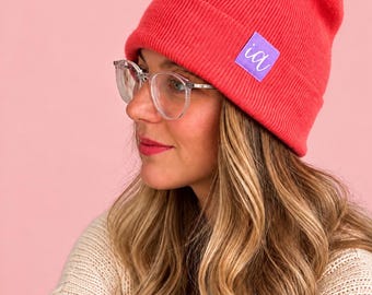 Soft-Touch Beanie in unterschiedlichen Farben mit lila-farbenem „IA“-Label