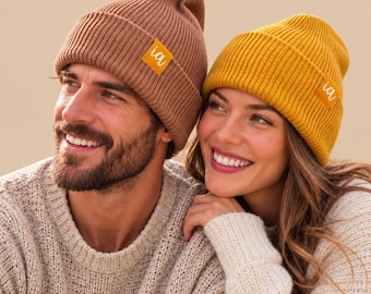 Deep Cuffed Beanie – gerippte Wintermütze aus recyceltem Polyester mit gelb-farbenem „IA“-Label