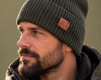 Beanie mit Naturlederpatch, Eseldesign, oliv / oatmeal gerippter Strick, Unisex, recycelter Polyester (50%)