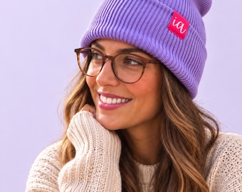 Deep Cuffed Beanie – gerippte Wintermütze aus recyceltem Polyester mit  coral-farbenem „IA“-Label