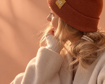 Soft-Touch Beanie in unterschiedlichen Farben mit gelb-farbenem „IA“-Label