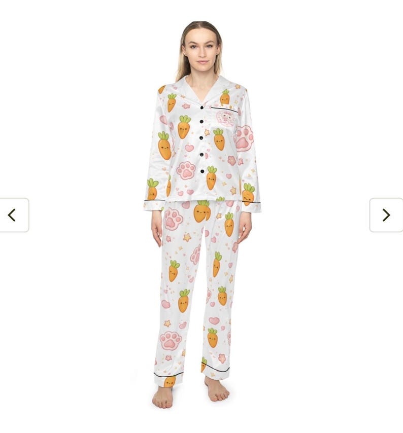 Pu&ograve; includere: Pigiama bianco con motivo a carote e impronte di zampe. La parte superiore a maniche lunghe ha un colletto e bottoni neri. I pantaloni hanno un design abbinato a carote e impronte di zampe. Il pigiama &egrave; realizzato in un materiale morbido e setoso.