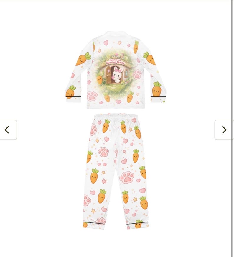 Pu&ograve; includere: Set pigiama bianco con top a maniche lunghe e pantaloni. Il top presenta una grafica di un coniglietto in una casa con la scritta "Sweetest Bunny". Il set &egrave; decorato con carote dei cartoni animati, impronte di zampe e cuori.