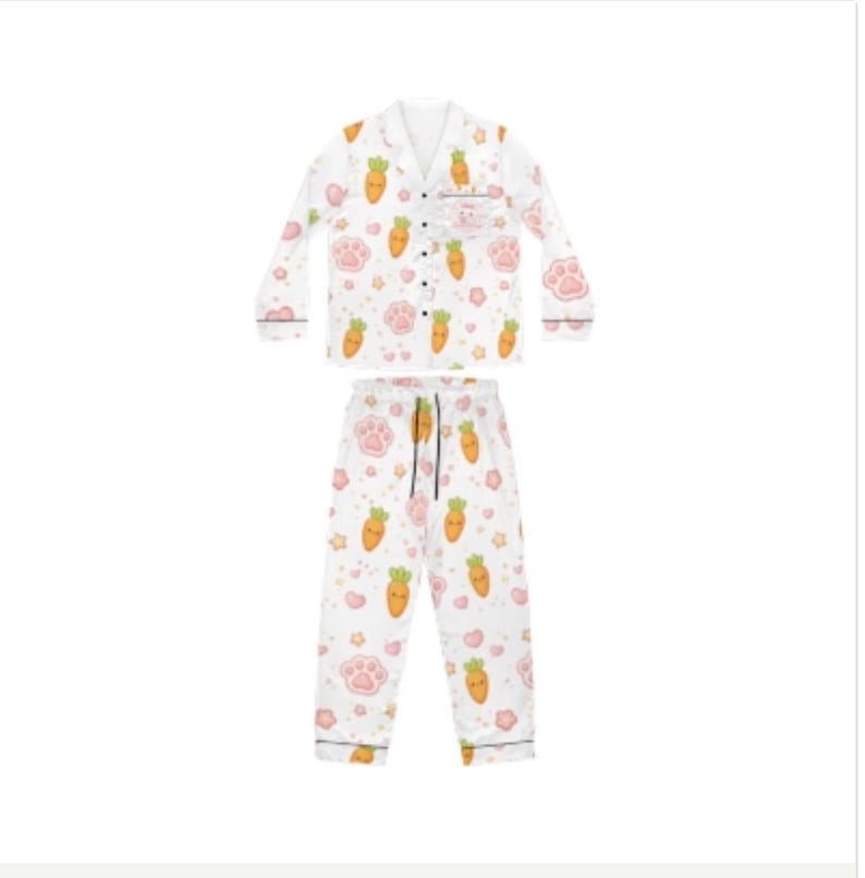 Pu&ograve; includere: Pigiama bianco con motivo a carote e impronte di zampe. La parte superiore a maniche lunghe ha un colletto a revers e una tasca sul petto. I pantaloni hanno un elastico in vita con coulisse. Il bordo &egrave; nero.