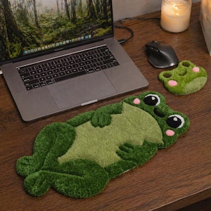 Frog Punch Needle Rug, Cute Frog Desk Mat, Kawaii Tufted Mouse Pad, Handmade Aesthetic Desk Decor, Cozy Gamer Setup, Green Frog Gift