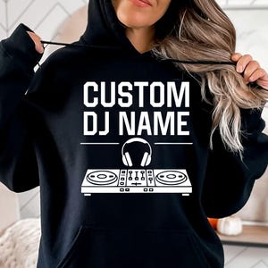 Personlig DJ-hoodie, anpassad DJ-namnhoodie, DJ-controller-tröja, musikproducentpresent, discjockey-hoodie, festivalkläderpresent