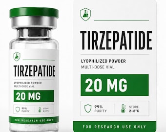 Puede incluir: Un vial de vidrio transparente con tapa verde y etiqueta blanca que dice Tirzepatide, Lyophilized Powder, Multi-Dose Vial, 20 mg, 99% Purity, Store 2-8°C, For Research Use Only, junto a una tarjeta de información rectangular blanca a juego.