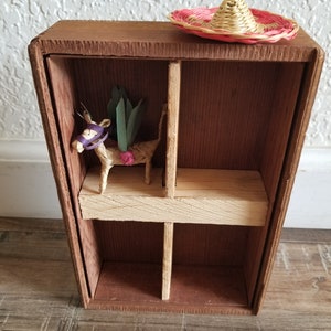 Liten kuriosahylla i trä