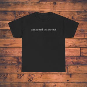 Minimalistisk t-shirt - "engagerad, men nyfiken" - Unisex T-shirt i kraftig bomull