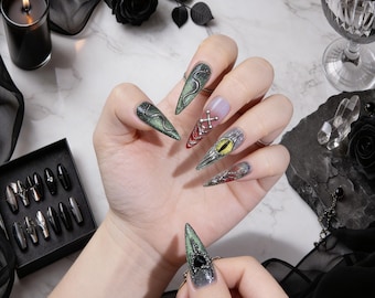 Unghie finte a stiletto di lusso, unghie decorate con gemme, fatte a mano, stile barocco cromato, qualità da salone.